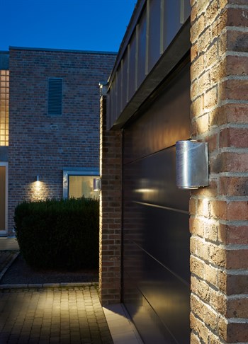 Norlys Mandal galvaniseret stål udendørs up/down LED væglampe ved garagedør